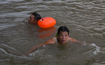 Ngày hè trên sông Cấm