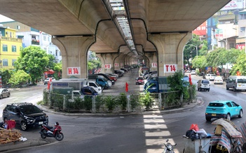 Cận cảnh những bãi xe gầm cầu ở Hà Nội, phớt lờ luật pháp