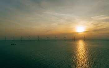 Bình minh đẹp như tranh trên bãi điện gió biển Ba Động