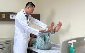 Đột quỵ khi đang ăn cơm, vợ lấy kim chích đầu ngón tay cho chồng