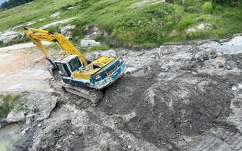 TP.HCM: Ngang nhiên đào đất ngay trụ cầu cao tốc Biên Hòa - Vũng Tàu