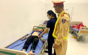 CSGT Lâm Đồng dùng xe cảnh sát đưa người bị đau tim đi cấp cứu kịp thời