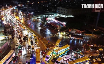 Quốc lộ 13 và đường Đỗ Mười ùn ứ xe kéo dài nhiều km sau mưa lớn ở TP.HCM