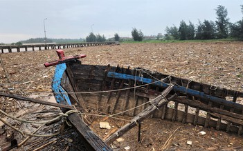Hàng trăm tấn rác thải 'bủa vây' cảng cá Hà Tĩnh