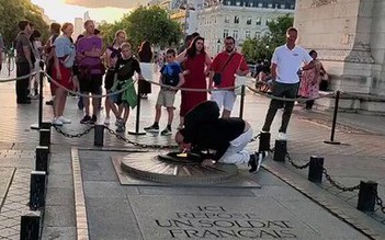 Dùng lửa từ đài tưởng niệm châm thuốc lá, người đàn ông gây phẫn nộ