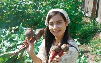 Mẹ Việt trồng rau Việt Nam trên đất Mỹ