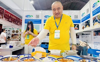 Người dân TP.HCM thưởng thức món ngon tại sự kiện ẩm thực Trung - Việt
