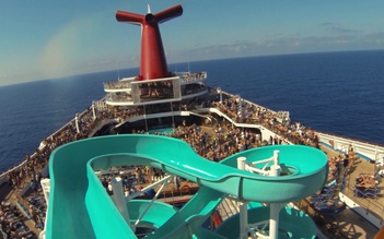 Du thuyền mất điện chở hơn 2.000 người trôi dạt trên biển