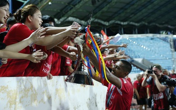 Khoảnh khắc CLB CAHN nâng Siêu cúp quốc gia: HLV Polking nói về chiếc áo hồng đổi sang… áo đen!