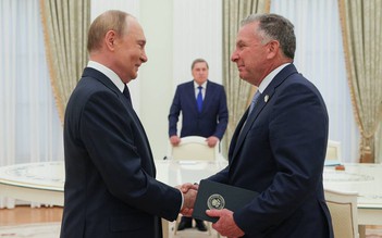 Rộ tin ông Putin tặng huân chương cho quan chức CIA