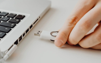 Những thứ không nên cắm vào cổng USB laptop hoặc smartphone