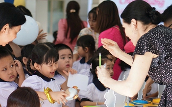 Học sinh trường công học toán, khoa học bằng tiếng Anh