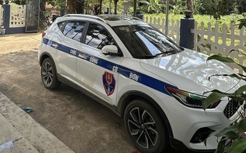 Xuất hiện xe dán decal 'Cuộc sống cô đơn' na ná xe CSGT: Có vi phạm không?