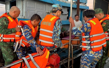 Cứu hộ ngư dân bị cáp tời trên tàu cá đập vào đầu