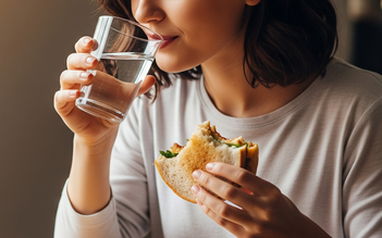 Thói quen cần tránh sau bữa ăn vì gây hại tiêu hóa