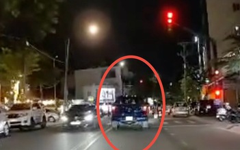 Xe bán tải vượt đèn đỏ, nháy đèn pha bị người dân quay clip báo CSGT phạt