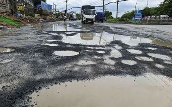 Đường lỗ chỗ ổ gà, đi lại khó khăn