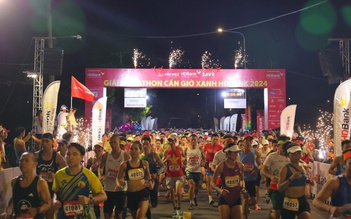 'Chồng cõng vợ' chạy Marathon ở Cần Giờ trong bộ áo mới
