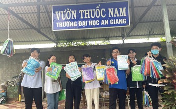 Sinh viên gieo mầm thuốc quý cho phòng khám từ thiện