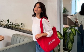 Kiêu kỳ xuống phố với túi xách đỏ nổi bật