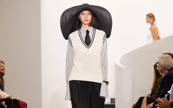 Gam đen, trắng 'thắp lửa' các sàn diễn thời trang 2026