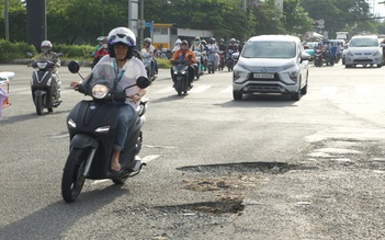 Nút giao 830 tỉ khu Nam chi chít 'ổ trâu', 'ổ gà' chỉ sau 9 tháng thông xe