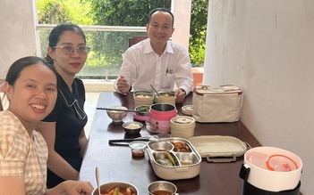 Công chức xã đùm cơm đi làm: 'Nói vui đây là nền kinh tế chia sẻ'