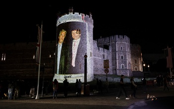 Anh bắt 4 người vì trình chiếu ảnh ông Trump và tỉ phú ấu dâm Epstein