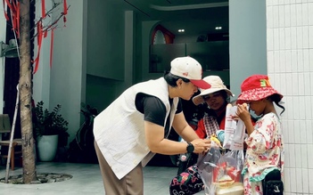 'Trạm yêu thương' tặng nước và bánh mì cho người nghèo