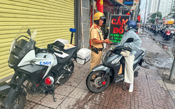 Chạy xe máy lên vỉa hè 'cho nhanh', nhiều người bị CSGT TP.HCM phạt 5 triệu