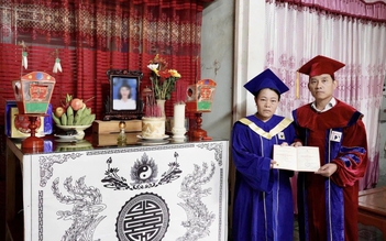 Khoảnh khắc nghẹn lòng: Mẹ nhận bằng tốt nghiệp thay con gái đã mất