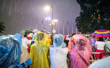 Khoảnh khắc đặc biệt lễ Quốc khánh 2.9: Người dân TP.HCM ngắm pháo hoa trong mưa