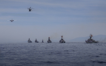 Tàu ngầm Kilo, trực thăng săn ngầm lần đầu tiên diễu binh trên biển