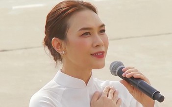 Khoảnh khắc Mỹ Tâm diện áo dài trắng, hát ở đại lễ 2.9 gây sốt