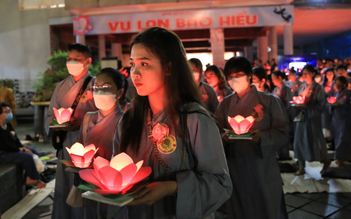 Vu lan 2025: Các chùa TP.HCM làm lễ bông hồng cài áo, thả hoa đăng ngày nào?