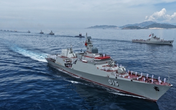 Sức mạnh của tàu hộ vệ tên lửa tham gia diễu binh trên biển