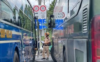 Hơn 100 xe khách bị CSGT TP.HCM xử phạt trong 1 tuần sau phản ánh của Thanh Niên