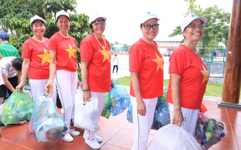 Người già, trẻ nhỏ cười khúc khích khi... đổi rác lấy quà