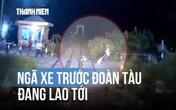 Ngã xe trên đường ray, nhân viên gác chắn liều mình cứu người trong gang tấc