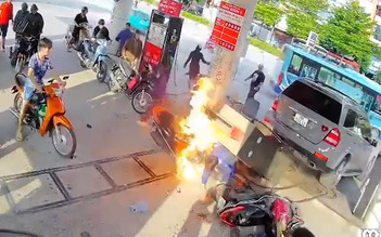 Hà Nội: Ô tô lùi đổ cột bơm xăng gây cháy dữ dội