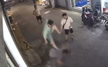 TP.HCM: Người đàn ông bị truy đuổi, hành hung đến ngất xỉu giữa đường