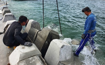 'Gánh' 10 kg chì, thợ lặn ngâm mình hàng giờ để 'hồi sinh' bãi biển Hội An