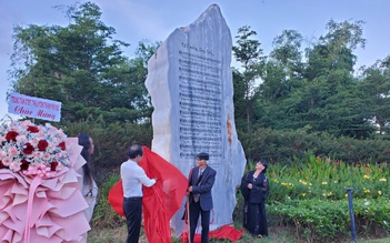 Dựng bia Nối vòng tay lớn tại công viên Trịnh Công Sơn ở Huế
