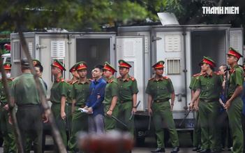 Áp giải trùm giang hồ Bình 'Kiểm' và đồng phạm đến tòa