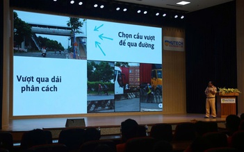 Nhiều sinh viên băng qua đường sai, CSGT TP.HCM vào tận trường đại học tuyên truyền