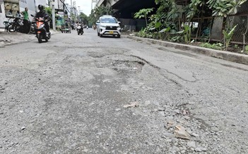 Đường nhiều ổ gà