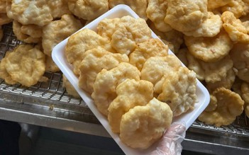 Du khách đến Quảng Ninh được tặng bia và chả mực Hạ Long