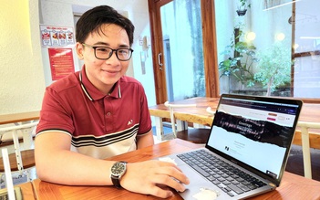 Nam sinh Trường Phổ thông Năng khiếu giúp mọi người tự tin nói tiếng Anh