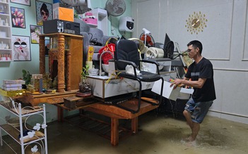 Trước bão số 10, người dân Đồng Hới bàng hoàng tỉnh giấc trưa giữa 'biển nước'