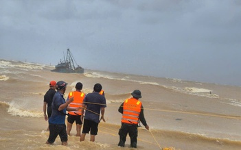 Đang cứu nạn 2 tàu cá với 11 thuyền viên trên đường vào trú bão số 10